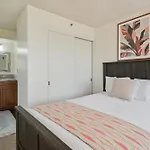 High Floor Oceanview Escape With Full Kitchen - Steps To Waikiki And Diamond Head Views, Free Parking
