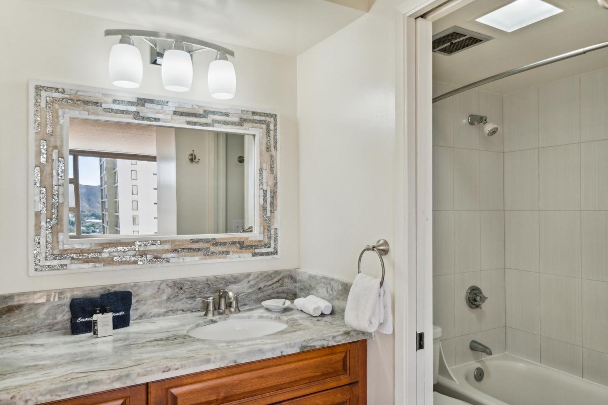 High Floor Oceanview Escape With Full Kitchen - Steps To Waikiki And Diamond Head Views, Free Parking